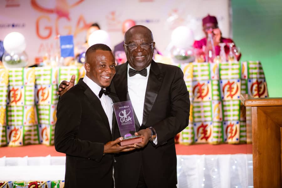 Yao Dogbe (left) receiving his Golfer of the Year prize from Sir Sam Jonah